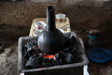 tradycyjny sposób parzenia kawy etiopskiej w dzbanku na żarze