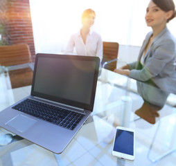 Obraz premium laptop and a smartphone on the desktop of a businessman