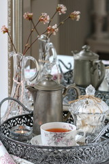 Tischdekoration mit Teetasse und Kerze