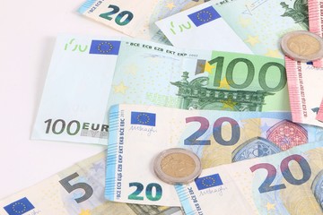 verschiedene Euroscheine und Münzen liegen im studio