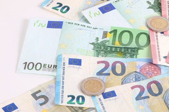 verschiedene Euroscheine und M&uuml;nzen liegen im studio