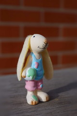 Osterhase mit Klecks auf dem Ei