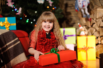 Fototapeta na wymiar Happy little smiling girl with christmas gift box.