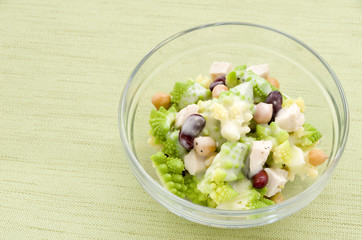 ロマネスコとミックスビーンズのサラダ