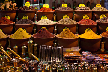 Gewürze auf einem Markt