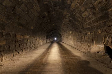 Papier Peint photo Tunnel tunnel vide avec lumière