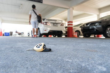 scene of man lost car key on ground before arrive at his car