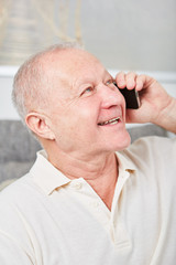 Obraz premium Senior freut sich über eine Nachricht