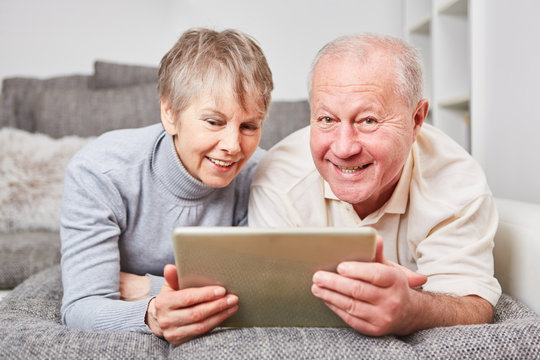 Senioren Paar lernt Umgang mit Tablet PC