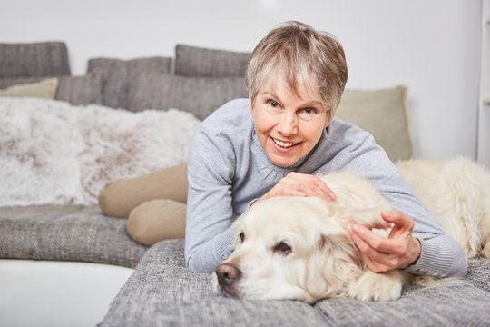 Alte Frau kuschelt mit ihrem Hund