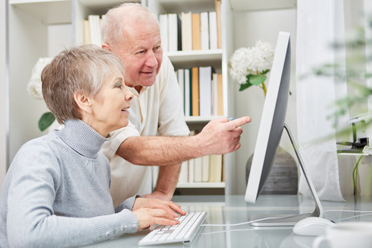 Senioren Paar schaut auf Monitor