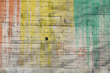 bunt beschmierte  Betonmauer an einem Luftschutzbunker