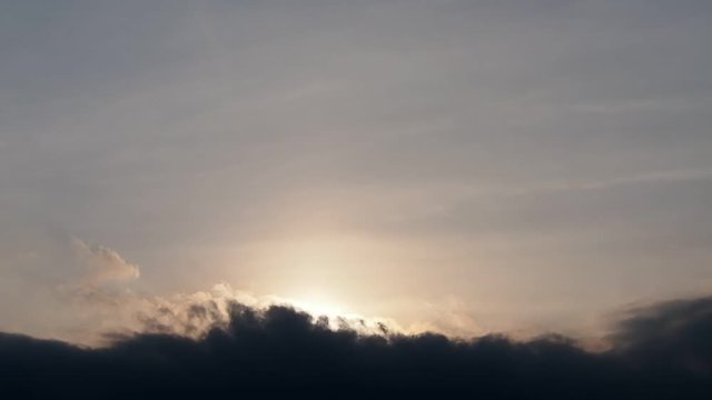 黒い雲と太陽の光