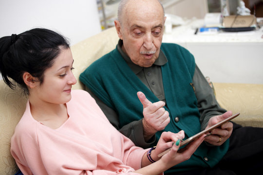 Insegnare agli'anziani l'uso del tablet