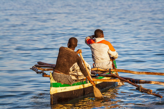 Malagasy fishermen rowing