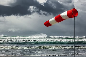 Fotobehang Onweer Stormvlag aan zee