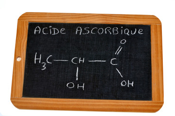 Formule chimique de l'acide ascorbique écrite sur une ardoise 