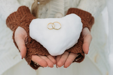 rings honeymooners in the snow