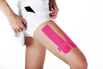 Kinesiologie Tape am Oberschenkel Nahaufnahme