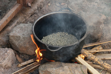 tradycyjny proces palenia kawy w etiopii