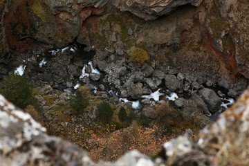 au milieu coule une rivière 