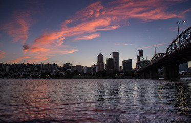 Obraz premium Sunset clouds over Portland Oregon skyline