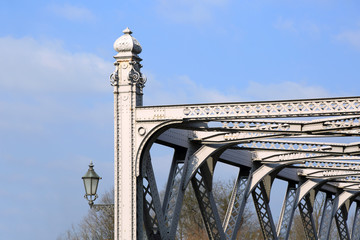 Zabytkowy most nitowany w Brzegu nad rzeką Odrą.
