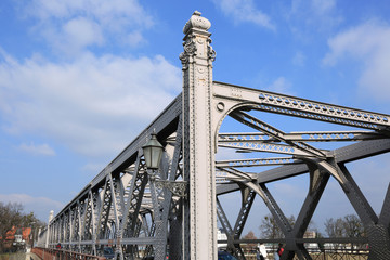 Zabytkowy most nitowany w Brzegu nad rzeką Odrą. - obrazy, fototapety, plakaty