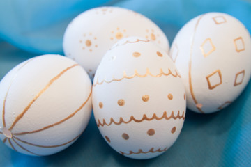 weiß-goldene Ostereier