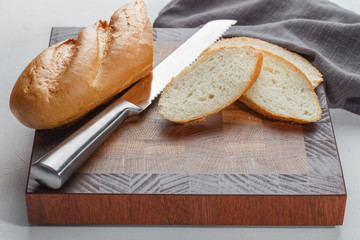 Cutting board with bread and knife