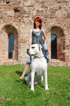 Frau mit roten Haaren und Hund beim Spaziergang