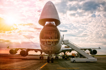 Obraz premium Rozładunek samolotów transportowych o szerokim ciele w porannym słońcu