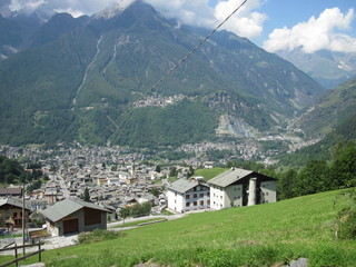 Fototapeta na wymiar Caspoggio valle alpina urbanizzata