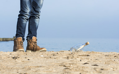 Kind findet eine Flaschenpost am Strand, 