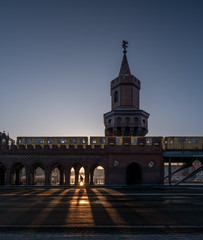 Fototapeta premium Sonnenaufgang hinter der Oberbaumbrücke
