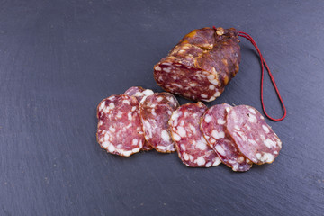 französische Salami geschnitten auf Schiefer