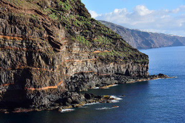 Küstenfelsen mit Felsengängen in Puerto de Puntagorda, La Palma