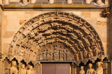 Tympanon an der Liebfrauenkirche Trier