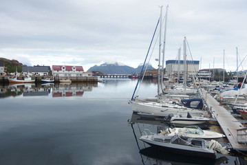 Norweskie wyspy Lofoty - Svolvaer, przystań żeglarska © Iwona