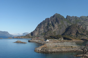 Norweskie wyspy Lofoty - wybrzeże z drewnianymy stelażami do suszenia ryb (sztokfisz) © Iwona