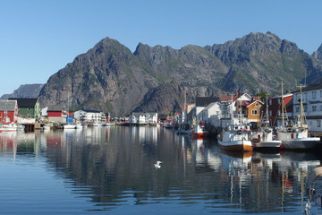 Norweskie wyspy Lofoty - Hennigsvær, piękne miasteczko  © Iwona