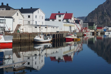 Fototapeta na wymiar Norweskie wyspy Lofoty - Hennigsvær, piękne miasteczko 