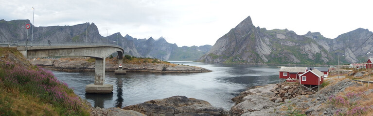 Fototapeta na wymiar Norweskie wyspy Lofoty - most nad fiordem i wieś na skalistym wybrzeżu