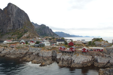 Norweskie wyspy Lofoty - malowanicza wieś na skalnej wyspie © Iwona