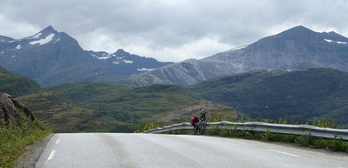 Norwegia Północna, okolice Bodo - rower na góskiej drodze