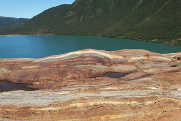 Kolorowe skały nad jeziorem polodowcowym - okolice lodowca Svartisen w Norwegii  - obrazy, fototapety, plakaty