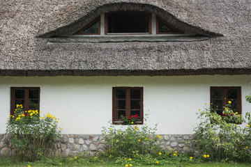 Fototapeta na wymiar White manor house in old style with the thatched roof