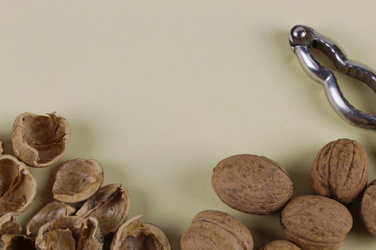 Waln&uuml;sse mit Nussknacker auf gelbem Hintergrund