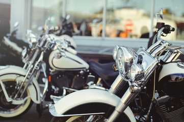 Obraz premium salon sprzedaży motocykli, motocykle stoją w rzędzie na miejscu