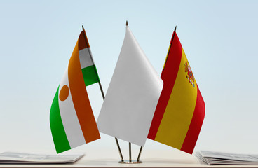 Flags of Niger and Spain with a white flag in the middle